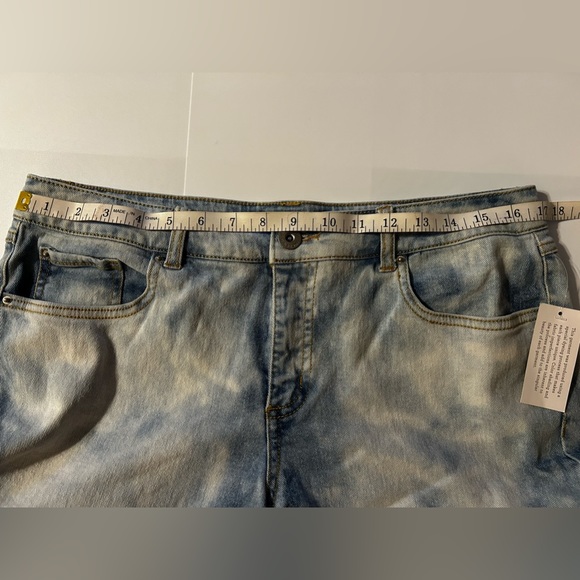 NWTs INC International Concepts Women's Acid Wash Crop Jeans Size 10/30 - Picture 4 of 13